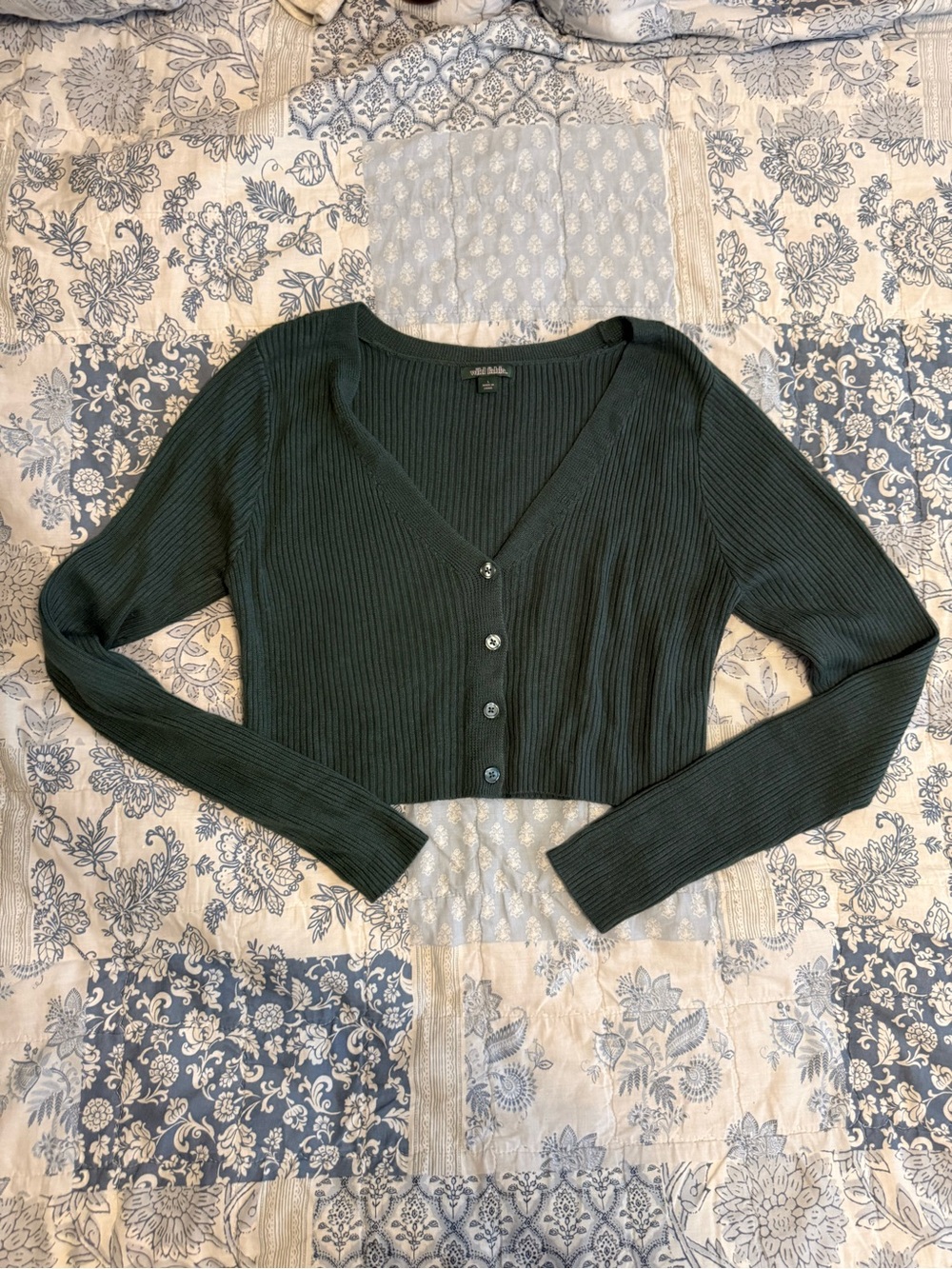 wild fable Cropped V-Neck Ribbed Cardigan in Dark Green